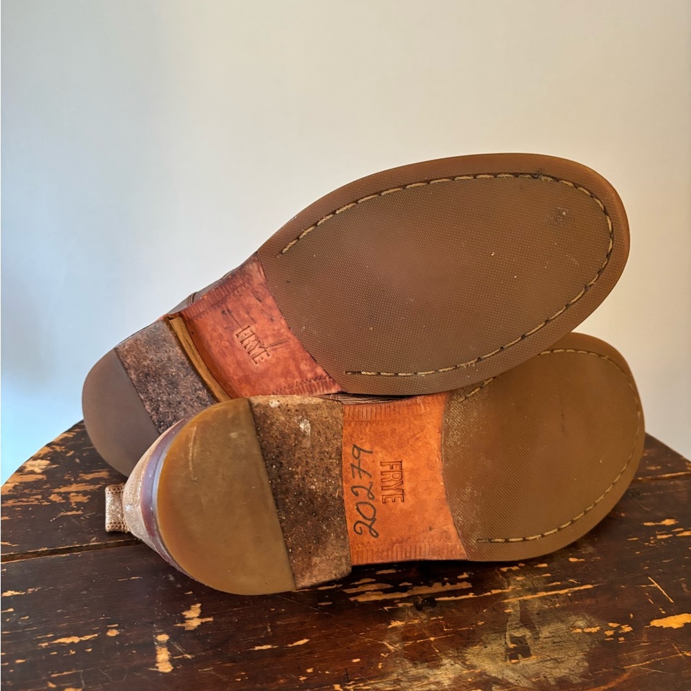 Frye Annie Slip On metallic on brown leather. Excellent condition W 9.5. - Picture 5 of 5